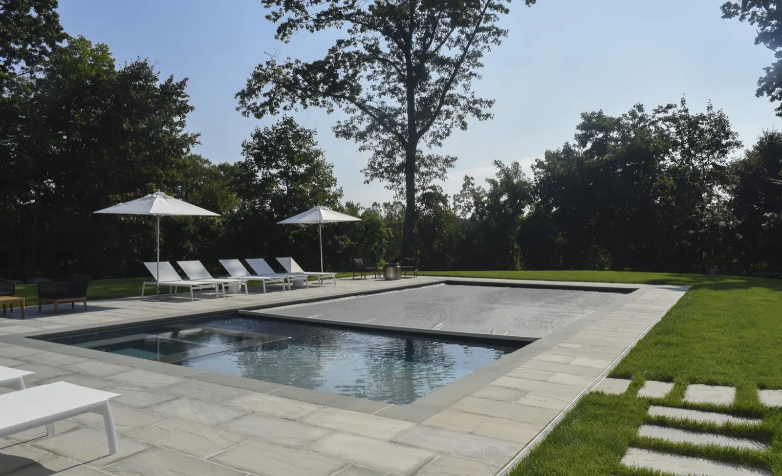 Pool with an automatic safety cover